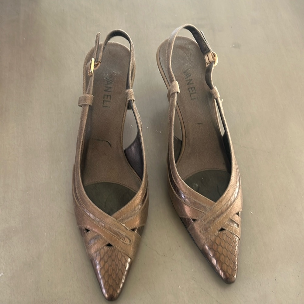 Vaneli close toe pump
